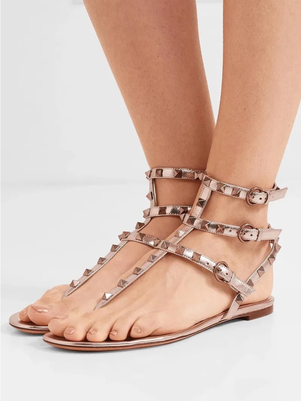 $790 Valentino Garavani Metallic Rose Gold Rockstud Gladiator Sandals 37 7